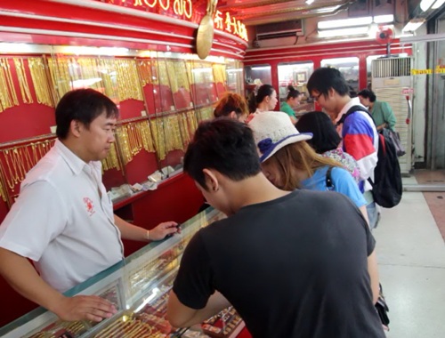 ห้างทองเชียงใหม่ยังคึกคัก คนแห่ซื้อทองรูปพรรณ