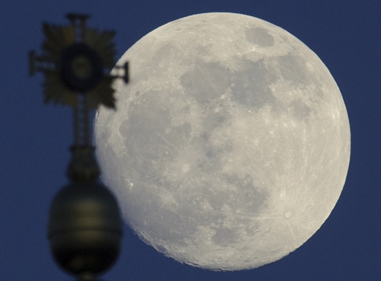 'Supermoon' to make mischief with sun and sea