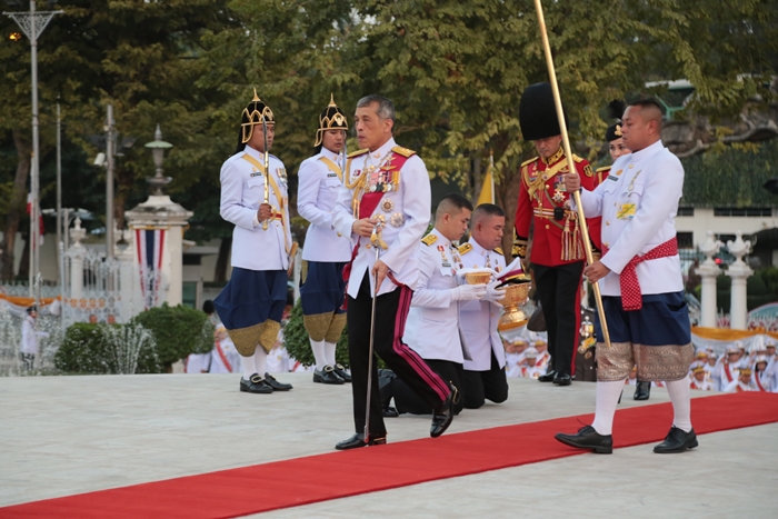สมเด็จพระเจ้าอยู่หัว เสด็จพระราชดำเนินทรงวางพานพุ่มพระบรมราชานุสาวรีย์ ร.7