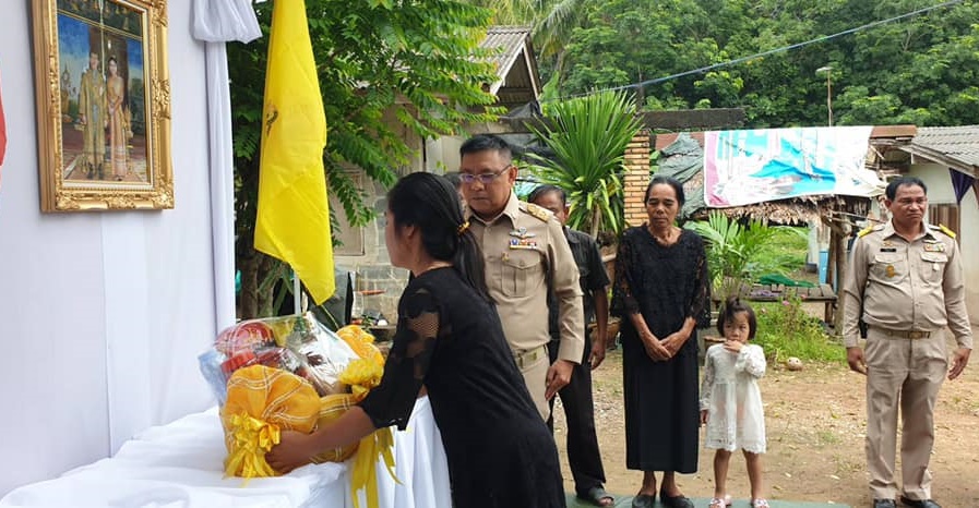 ในหลวง-พระราชินี พระราชทานตะกร้าสิ่งของแก่ญาติจนท. ที่เสียชีวิตจากเหตุ 