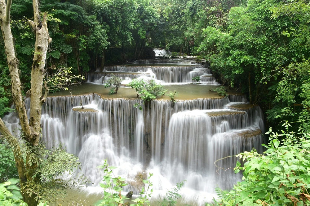 เผยภาพงาม “น้ำตกห้วยแม่ขมิ้น” สวยใสไหลเป็นสายขาวฟูฟ่อง
