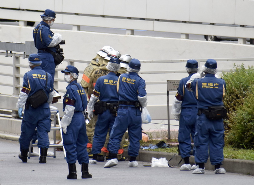 日本の首相官邸の外で男性が焼身自殺し、安倍首相の国葬に反対