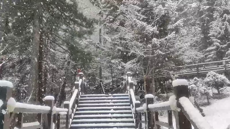 Click on the clip: white!  “China Snow Town” welcomes the first snow of the season