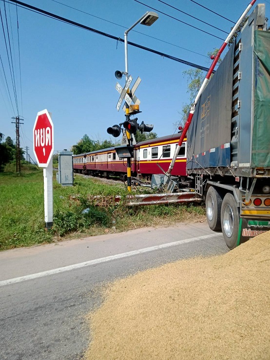 SRT rushes to investigate the accident of a “Bangkok-Chiang Mai” express bus colliding with an 18-wheeled trailer, confirming that there is an automatic full signal barrier