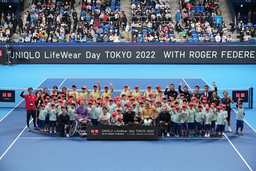ユニクロでは、「ロジャー・フェデラー」がリアルコートでテニスを教えるスペシャルイベントを開催。 新しい世代の子供たちに刺激を与える