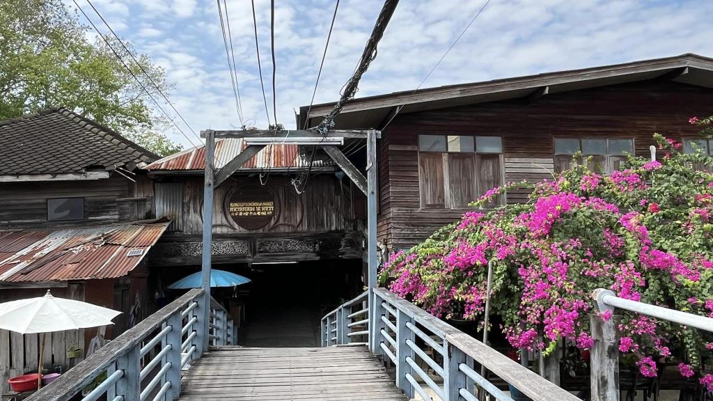 รถเมล์ไฟฟ้าพามาเยือน “ตลาด 100 ปี คลอง 12 หกวา”