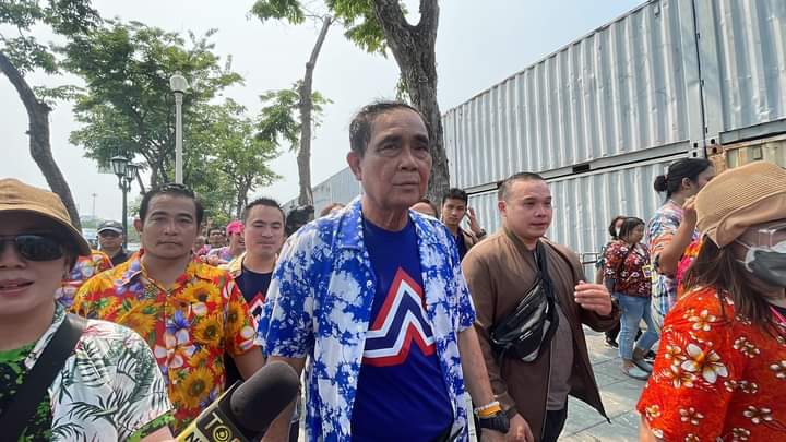 “Prayut” Splashes “Brother Pom” with Water to Convey Best Wishes for the Success of Bang Bang Cheek Policies – Is it Acceptable?