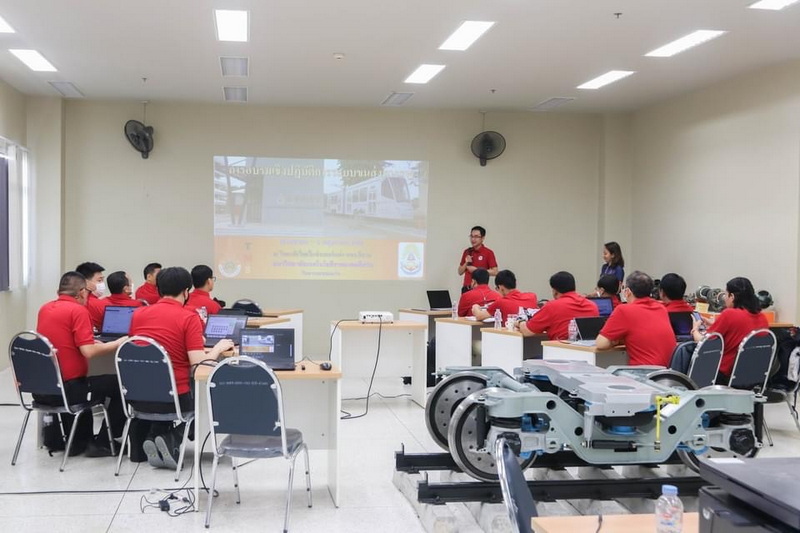 「Rajamangala Khon Kaen」鉄道輸送システムの教職員への個別指導 パトゥムワン工科大学