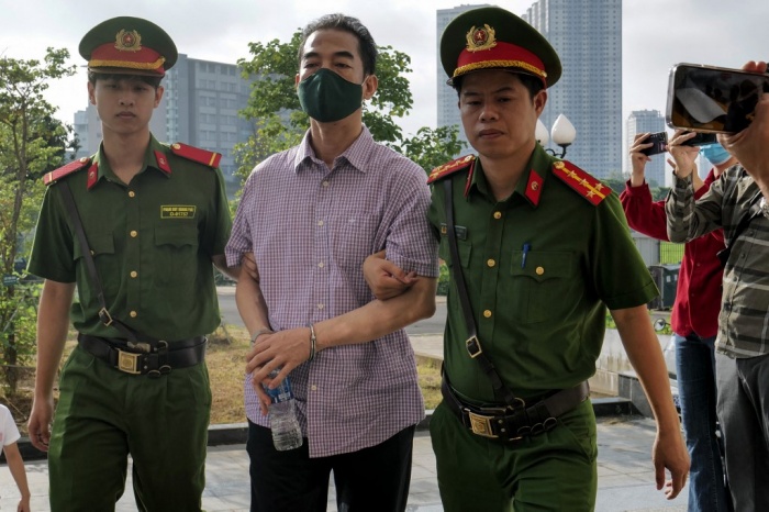 ベトナム、法外な新型コロナウイルス感染症強盗で賄賂を受け取ったとして50人以上の政府職員を裁く法廷を開く