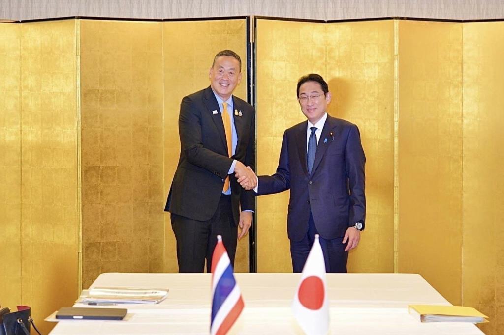 首相は、タイ系日本人ビジネスマンへのビザ無料開放について協議することを目的とした、12月16日から18日まで開催される日本・ASEAN会議に出席するため飛行機で出発する準備を進めている。