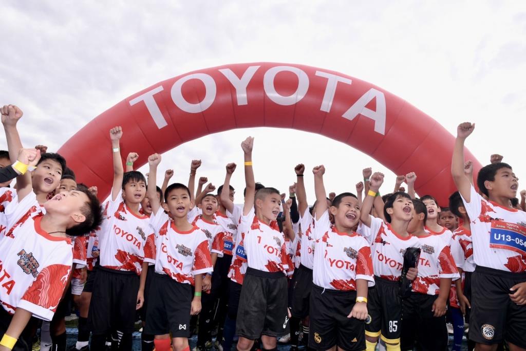 「トヨタジュニアサッカークリニック2024」スパンブリー県は、日本を知る若者23名の募集を開始する。