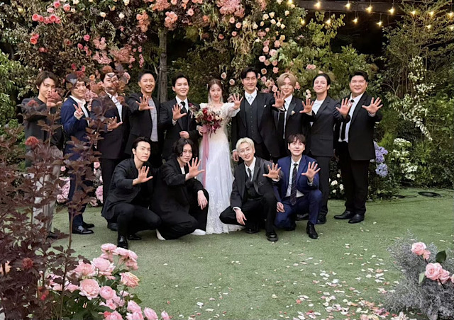 หลังจากที่ “รยออุค” หนึ่งในสมาชิกวง Super Junior ประกาศข่าวดีว่ากำลังจะแต่งงาน ล่าสุดเจ้าตัวพาเจ้าสาวเข้าพิธีแต่งงานแล้ว ท่ามกลางความตื่นเต้นของแฟนคลับที่ได้เห็นสมาชิกกลับมารวมตัวครบวงทั้ง 13 คนอีกครั้ง