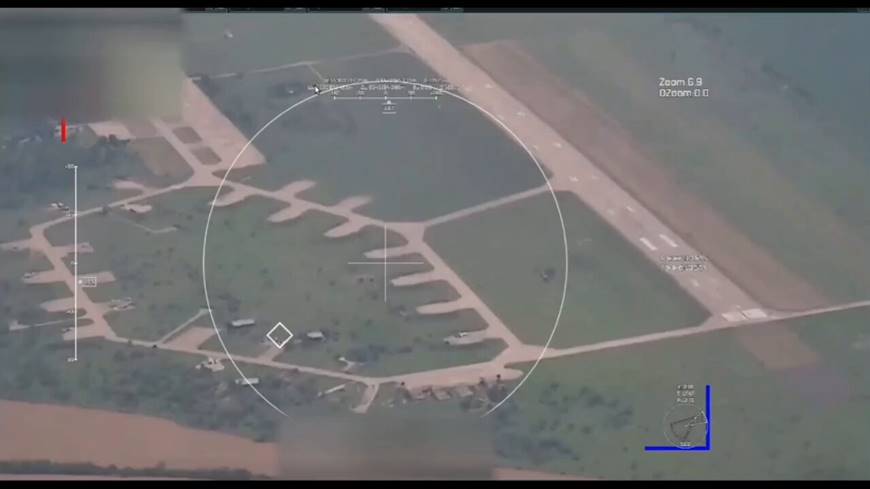 Intimidation in advance! Russia bombs Ukrainian air base before receiving F-16s, destroying 5 aircraft (Watch video)