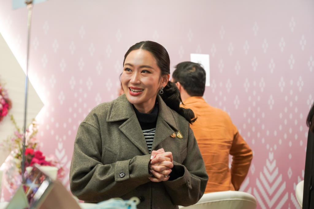 首相は、驚くべきタイの政策を支援するためにTrip.comの幹部について議論します。