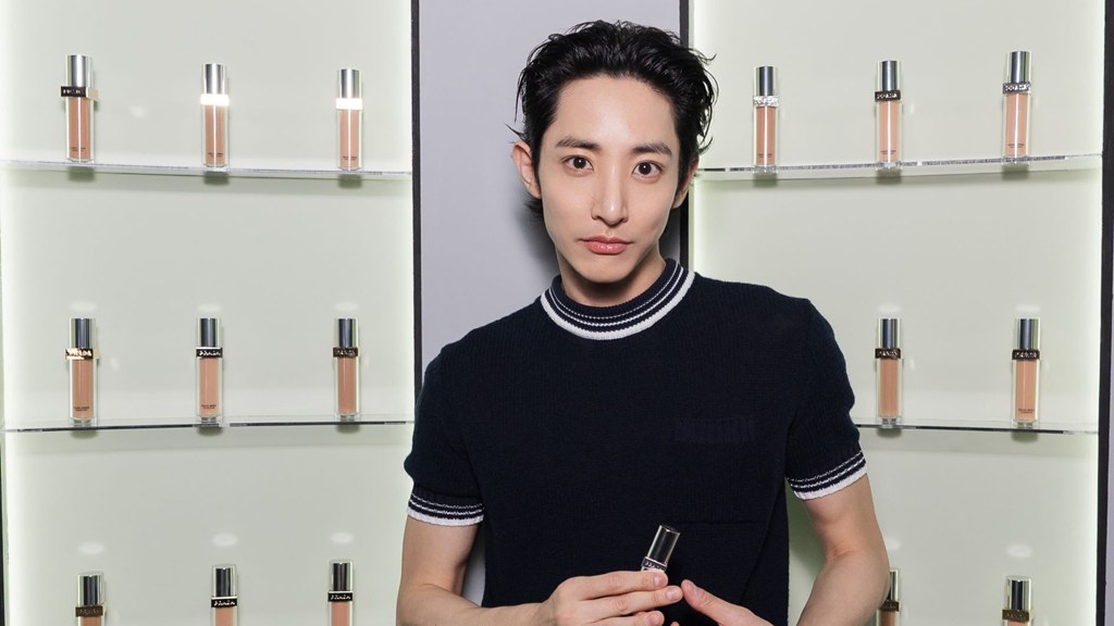 อีซูฮยอก สร้างความฮือฮา! ร่วมเปิดตัว PRADA BEAUTY สุดอลังการ พร้อมเผยผิวสวยใสด้วย Pradascope Mascara และ Prada Reveal Mesh Cushion