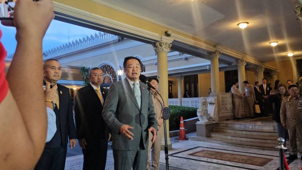 ภาพประกอบข่าว: "อนุทิน" ลั่นมีอำนาจยุบสภา ตนอยากหนีก็หนี อยากอยู่ก็อยู่ ยันแก้ รธน.นับถึงสี่แล้ว ถ้าไปไม่ไหวก็คืนอำนาจให้ประชาชน