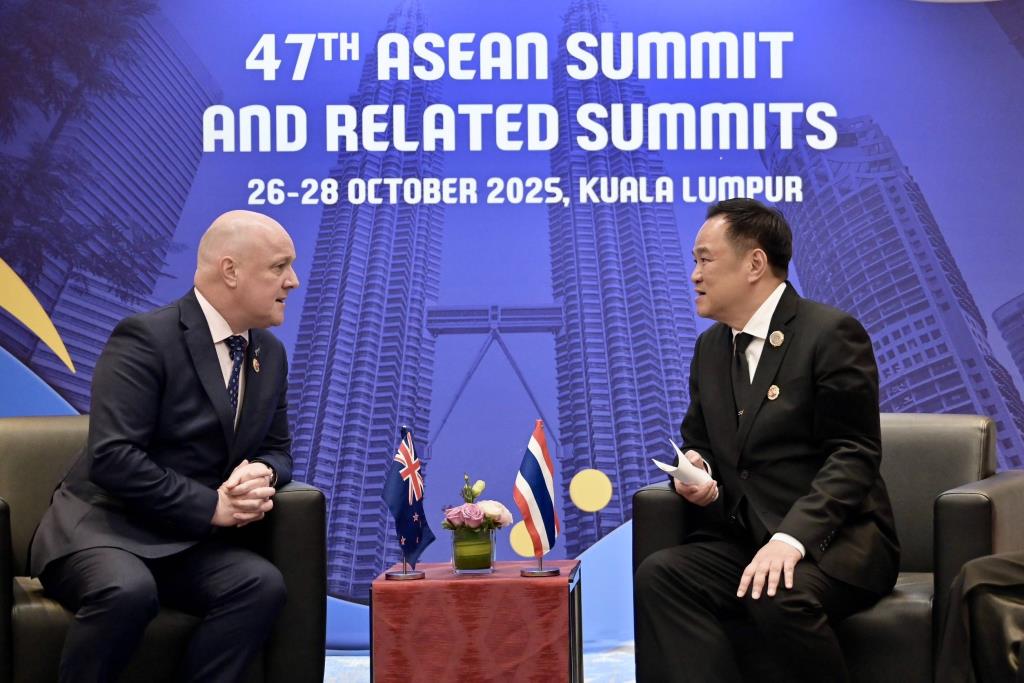 ภาพประกอบข่าว: นายกฯ นิวซีแลนด์ถวายความอาลัยแด่พระบรมราชชนนีพันปีหลวง 