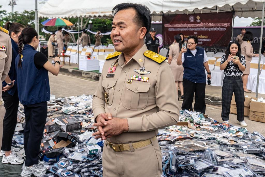 ภาพประกอบข่าว: “ยศสิงห์” ลุยโคราช ทำลายของกลางไม่มี มอก. กว่า 2 ล้านบาท ปิดวงจรสินค้าผิดมาตรฐานถึงชั้นวาง—เดินหน้าซีรีส์ “ป้องกัน–ปราบปราม–ทำลาย”