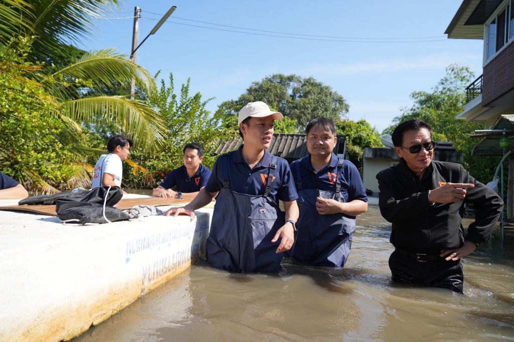 ภาพประกอบข่าว: “เท้ง” ลุยน้ำท่วมปทุมฯ แนะรัฐบาลทบทวนแนวบริหารจัดการน้ำ เยียวยาต้องเป็นธรรม ไม่ใช่เหมาจ่าย 9,000 บาท