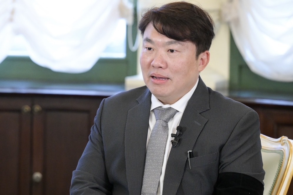 ภาพประกอบข่าว: โฆษกรัฐบาล แจงสหรัฐฯ สั่งชะลอเจรจาภาษี ก่อน นายกฯอนุทิน คุย ทรัมป์ ยันเดินหน้าพูดคุยต่อ แยกจากเรื่องชายแดน