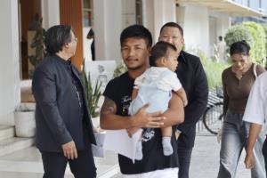 ตำรวจปิดคดีชิงทรัพย์! จับกุมแก๊งวัยรุ่น 5 คน หลังปล้นร้านทองในย่านบางกะปิ