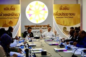 ส.ส. พรรคก้าวไกล เปิดโปงงบประมาณ 3.5 หมื่นล้านบาทในโครงการรถไฟความเร็วสูงเชื่อม 3 สนามบิน
