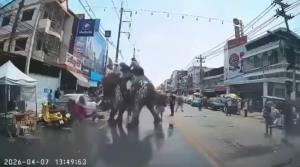 อุบัติเหตุรถบรรทุกพลิกคว่ำบนทางด่วนรามอินทรา ส่งผลการจราจรติดขัดหนัก
